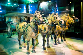 秦陵大型彩绘铜车马二号车安车