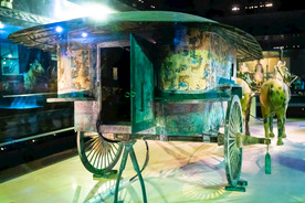 秦陵彩绘铜车马二号车安车后门