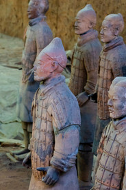 秦兵马俑一号坑遗址彩色兵俑