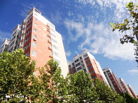 小区楼房和蓝天白云