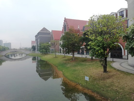 幽静的河边小镇