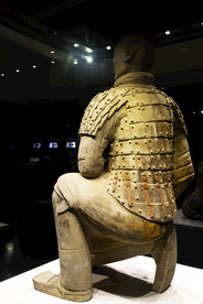 秦兵马俑二号坑遗址跪射俑背面