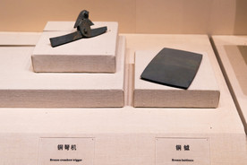 秦兵马俑二号坑遗址铜弩机铜钺