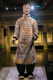 秦兵马俑二号坑遗址中级军吏俑