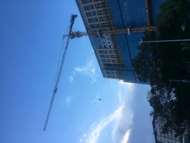 塔吊建设中的建筑大楼