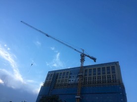 塔吊建设中的建筑大楼