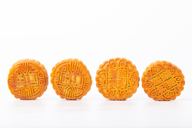 白色背景下立起来的月饼