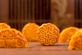 传统风格拍摄中秋节月饼