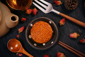 黑色背景下的广式中秋月饼