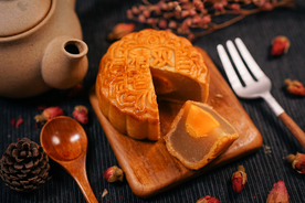 黑色背景下的广式中秋月饼