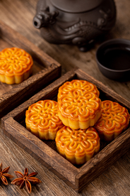 中国风拍摄木盒里的月饼