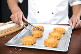 厨师做月饼