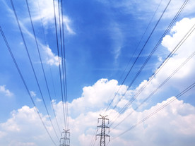 高压线蓝天白云