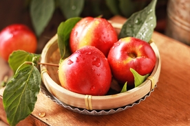 苹果水果木篮背景海报素材