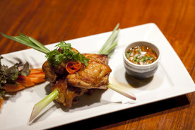 鸡翅摆盘美食背景海报素材