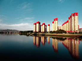 河岸倒影的楼房