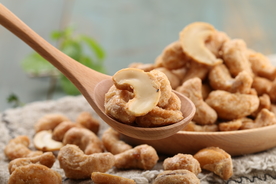 坚果腰果零食背景海报素材