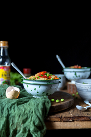 鸡蛋面酱汁美食背景海报素材