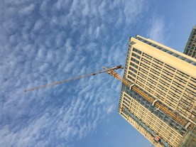 塔吊施工中的建筑大楼