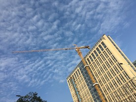 塔吊施工中的建筑大楼