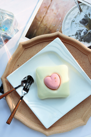 慕斯爱心蛋糕甜品背景海报素材