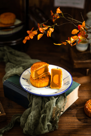 月饼中秋美食背景海报素材