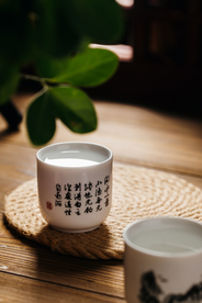 白酒酒杯瓷杯背景海报素材