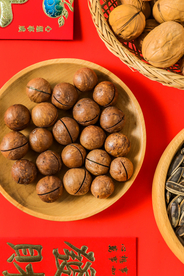 夏威夷果零食红色背景海报素材