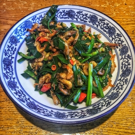 韭菜烧虾美食食材背景海报素材