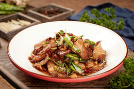 大葱炒腊肉美食食材背景海报素材