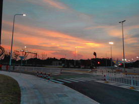 路口晚霞摄影图片