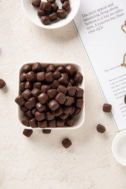 黑巧克力零食甜品背景海报素材