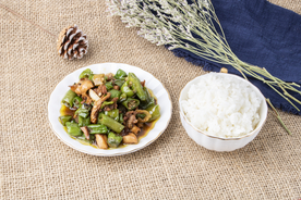 青椒炒肉美食食材背景海报素材