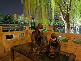 疫情后河边铜人