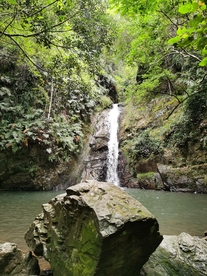 瀑布水潭