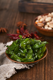 海带结凉菜蔬菜背景海报素材