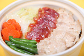 马蹄肉饼配时蔬煲仔饭