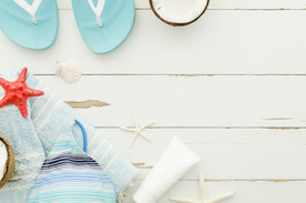 木制背景的夏季项目