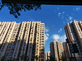 早晨城市公交站的天空