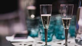 鸡尾酒 桌子 青色眼镜 白色