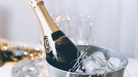 概念 奢侈的生活 香槟酒瓶 冰