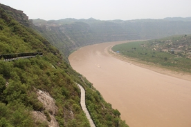 乾坤湾黄河畔的悬崖峭壁黄河栈道