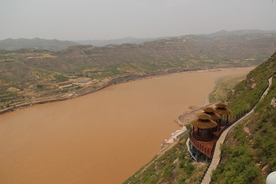 乾坤湾黄河畔的悬崖峭壁黄河栈道