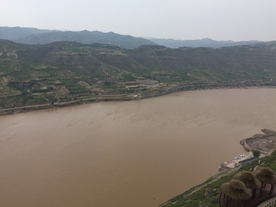 乾坤湾黄河畔的悬崖峭壁黄河栈道