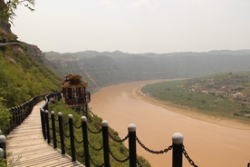 乾坤湾黄河畔的悬崖峭壁黄河栈道