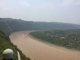 乾坤湾黄河畔的悬崖峭壁黄河栈道