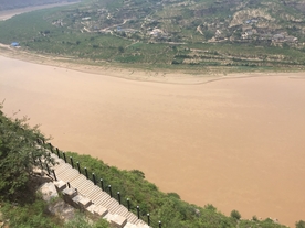 乾坤湾黄河畔的悬崖峭壁黄河栈道