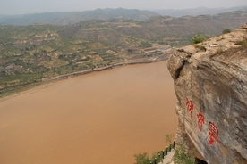 乾坤湾黄河畔的悬崖峭壁黄河栈道