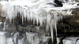 黄河壶口瀑布结冰