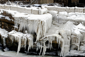 黄河壶口瀑布结冰